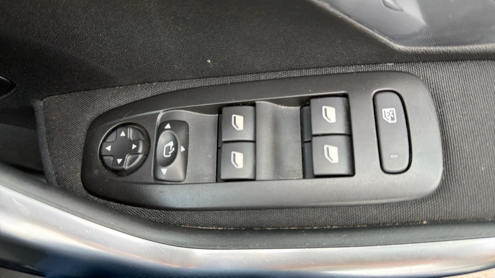 Peugeot 2008 1.2 PureTech 110 Allure Premium 5dr Petrol Estate - Image 35