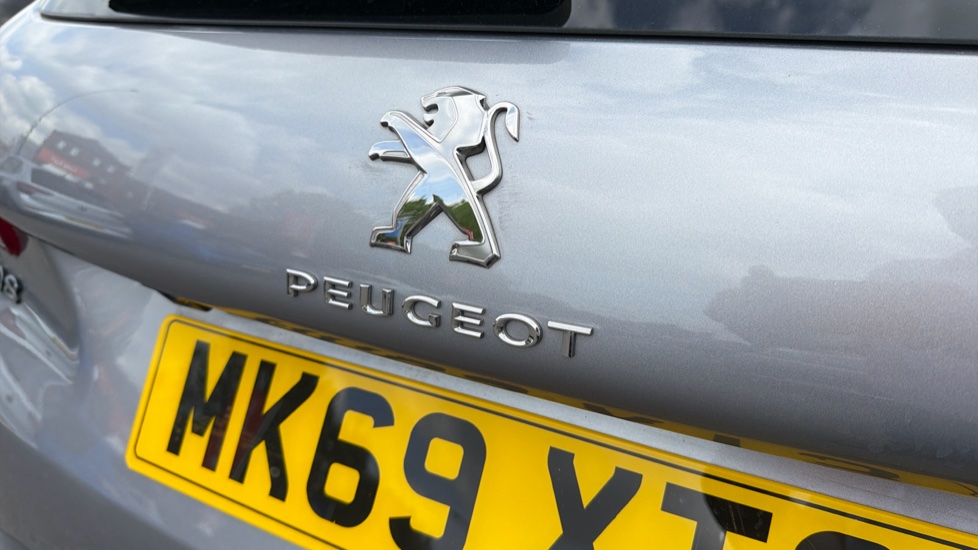Peugeot 2008 1.2 PureTech 110 Allure Premium 5dr Petrol Estate - Image 38