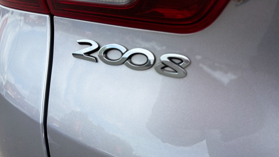 Peugeot 2008 1.2 PureTech 110 Allure Premium 5dr Petrol Estate - Image 39