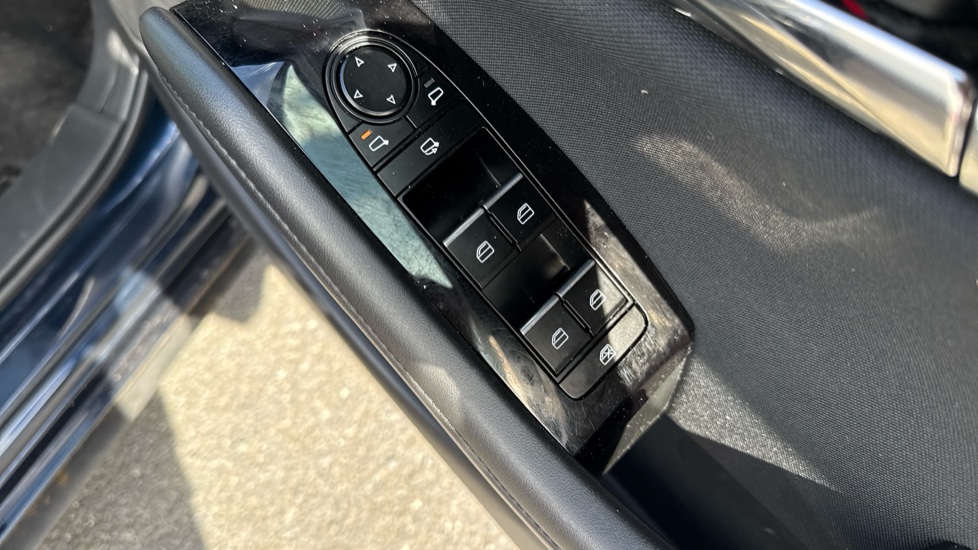 Mazda 3 2.5 e-Skyactiv G MHEV 140 Exclusive-Line 5dr Auto Petrol Hatchback - Image 34