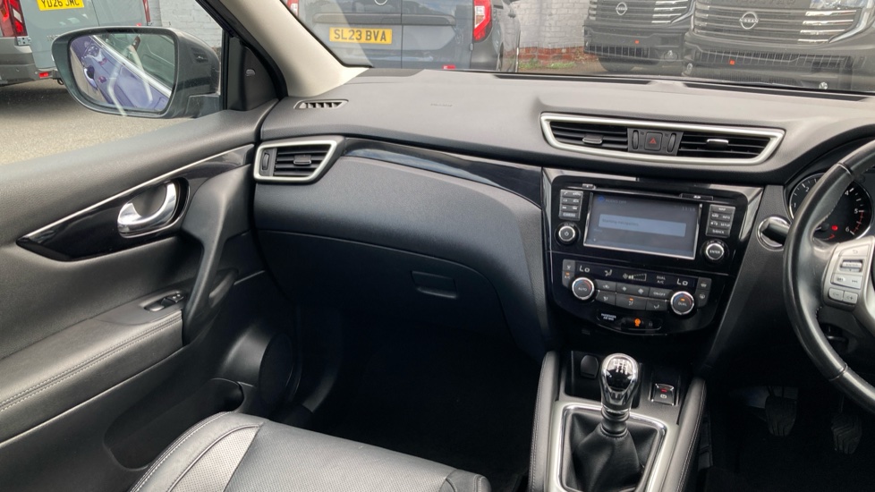 Nissan Qashqai 1.5 dCi Tekna 5dr Diesel Hatchback - Image 14