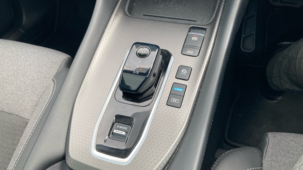 Nissan Qashqai 1.5 E-Power 205 N-Connecta [Glass Roof] 5dr Auto Hybrid Hatchback - Image 13