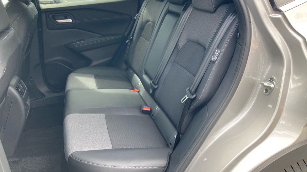Nissan Qashqai 1.5 E-Power 205 N-Connecta [Glass Roof] 5dr Auto Hybrid Hatchback - Image 16