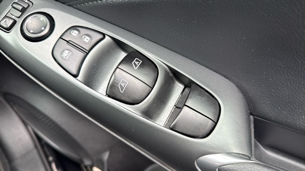Nissan Juke 1.0 DiG-T N-Connecta 5dr Petrol Hatchback - Image 31