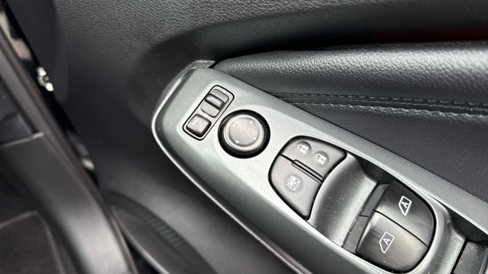 Nissan Juke 1.0 DiG-T N-Connecta 5dr Petrol Hatchback - Image 32