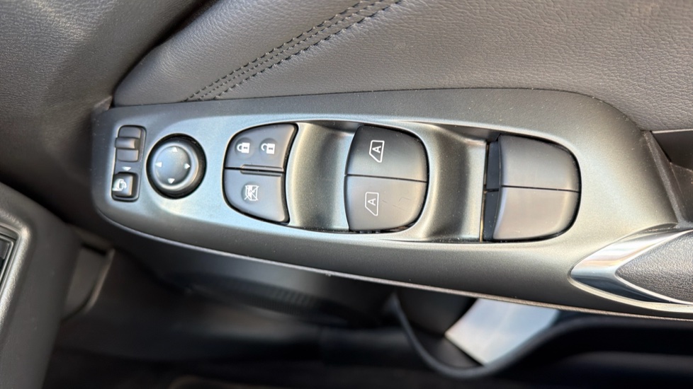 Nissan Juke 1.0 DiG-T N-Connecta 5dr Petrol Hatchback - Image 34