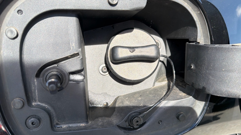 Nissan Juke 1.0 DiG-T N-Connecta 5dr Petrol Hatchback - Image 37