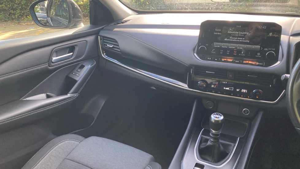 Nissan Qashqai 1.3 DiG-T MH N-Connecta 5dr Petrol Hatchback - Image 14