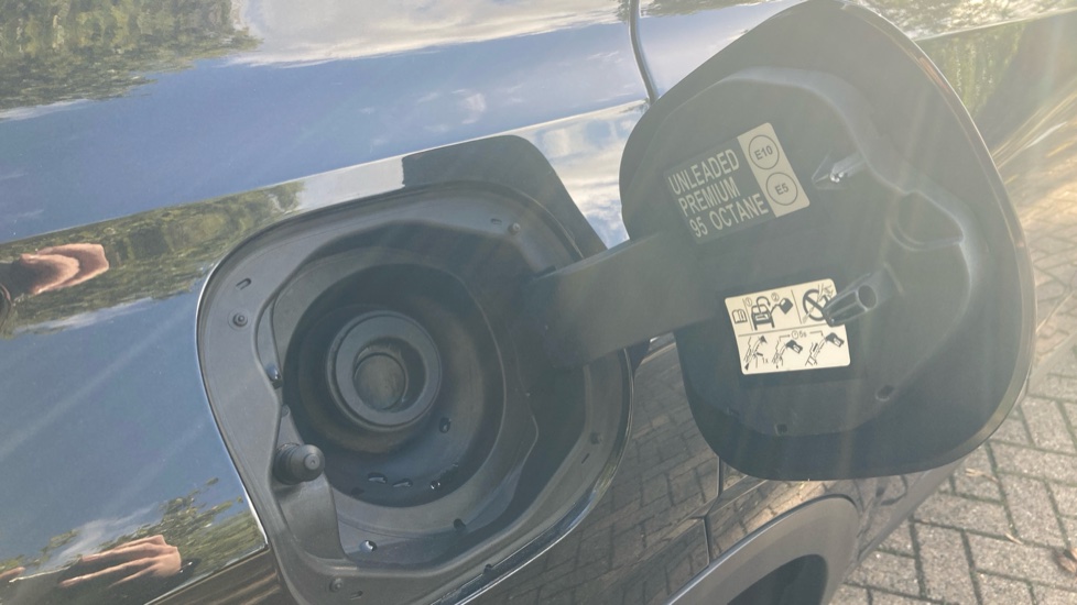 Nissan Qashqai 1.3 DiG-T MH N-Connecta 5dr Petrol Hatchback - Image 24