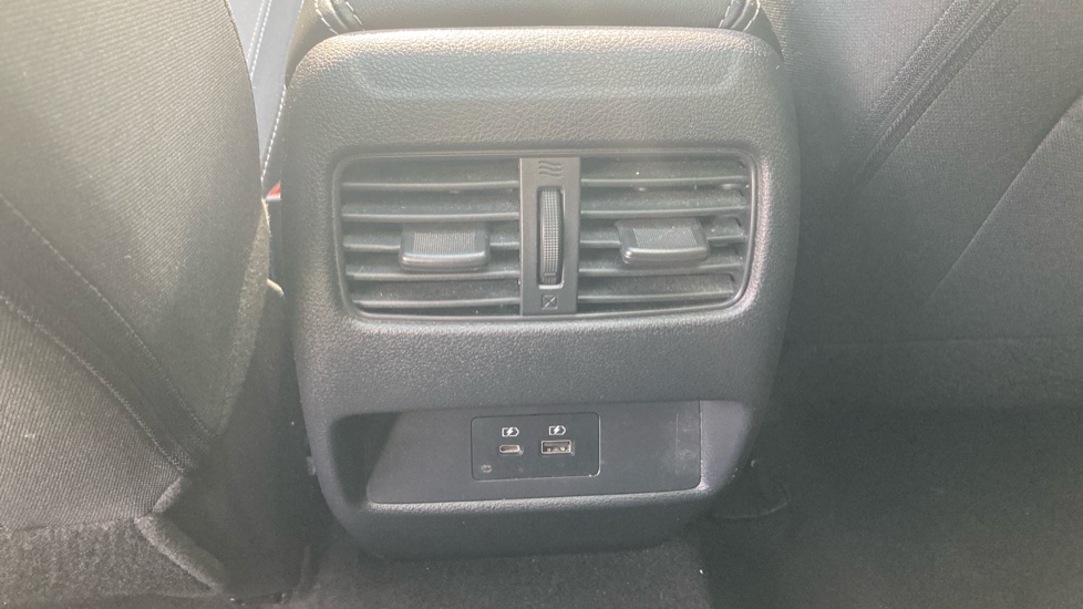 Nissan Qashqai 1.3 DiG-T MH N-Connecta 5dr Petrol Hatchback - Image 25