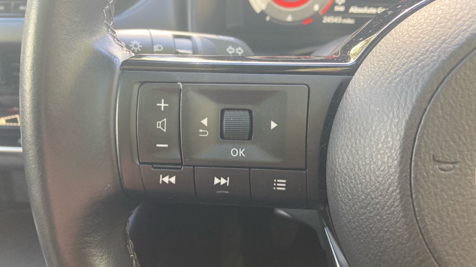 Nissan Qashqai 1.3 DiG-T MH N-Connecta 5dr Petrol Hatchback - Image 27
