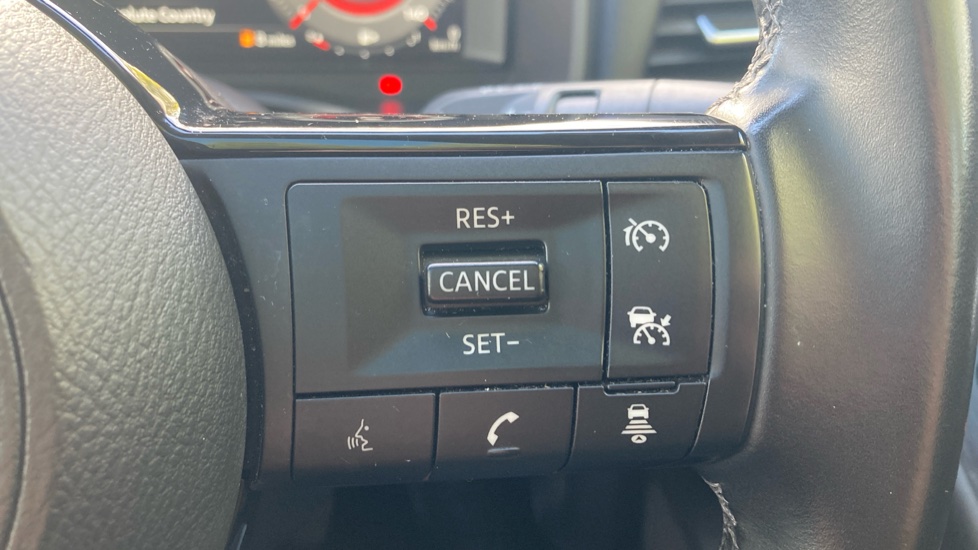 Nissan Qashqai 1.3 DiG-T MH N-Connecta 5dr Petrol Hatchback - Image 28