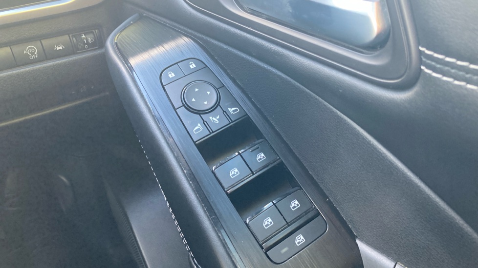 Nissan Qashqai 1.3 DiG-T MH N-Connecta 5dr Petrol Hatchback - Image 31