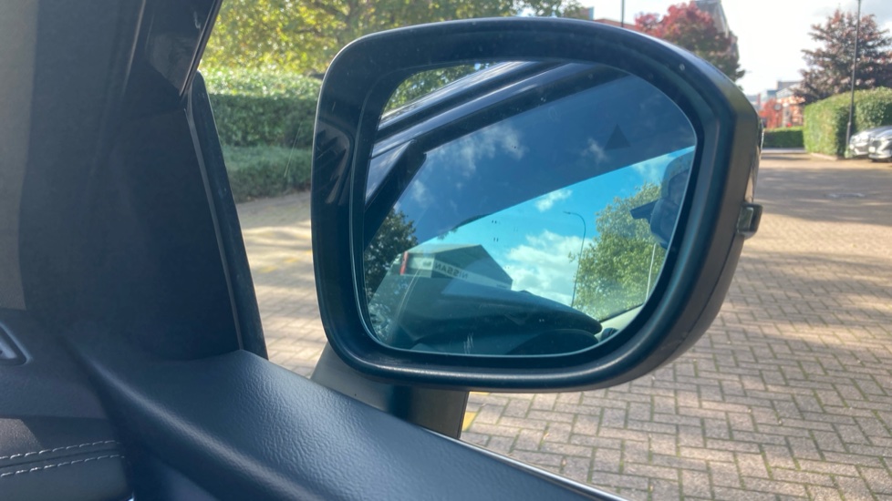 Nissan Qashqai 1.3 DiG-T MH N-Connecta 5dr Petrol Hatchback - Image 32