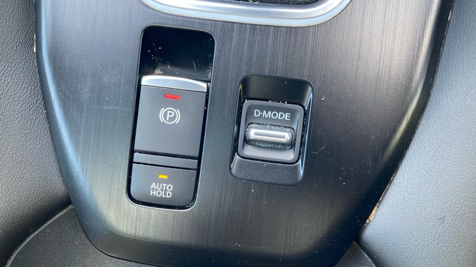 Nissan Qashqai 1.3 DiG-T MH N-Connecta 5dr Petrol Hatchback - Image 37