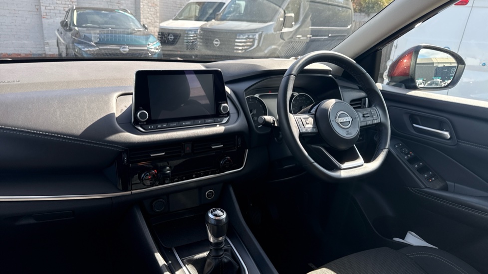 Nissan Qashqai 1.3 DiG-T MH Acenta Premium 5dr Petrol Hatchback - Image 9