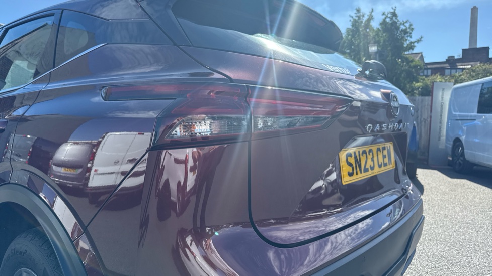 Nissan Qashqai 1.3 DiG-T MH Acenta Premium 5dr Petrol Hatchback - Image 27
