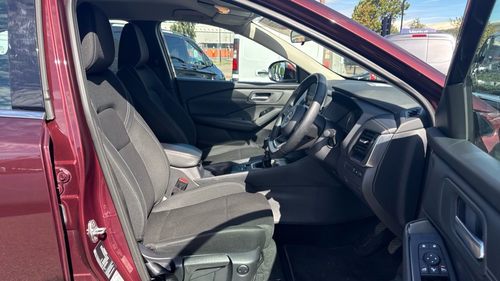 Nissan Qashqai 1.3 DiG-T MH Acenta Premium 5dr Petrol Hatchback - Image 33