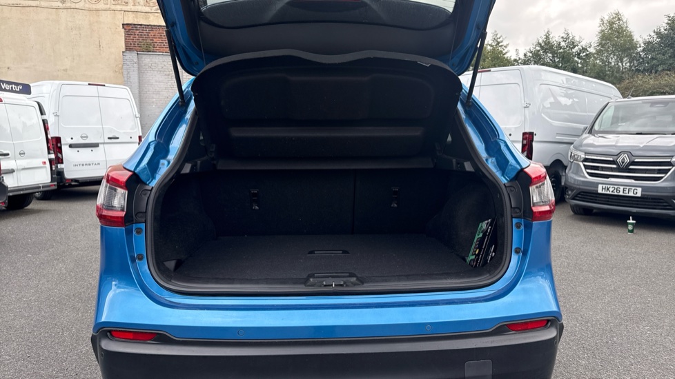 Nissan Qashqai 1.6 dCi Tekna 5dr Diesel Hatchback - Image 4