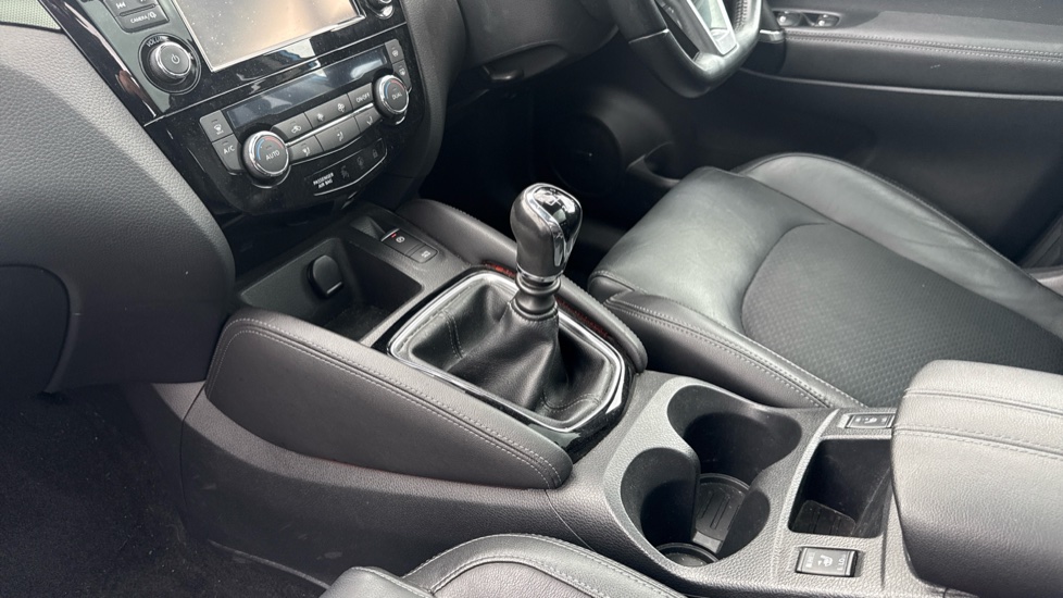 Nissan Qashqai 1.6 dCi Tekna 5dr Diesel Hatchback - Image 13