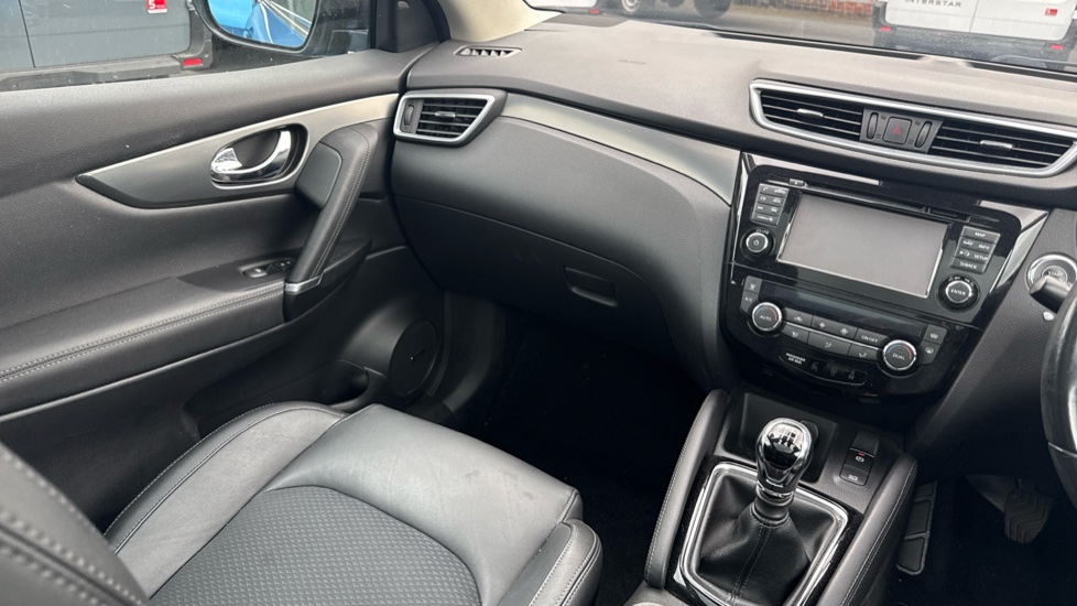 Nissan Qashqai 1.6 dCi Tekna 5dr Diesel Hatchback - Image 14