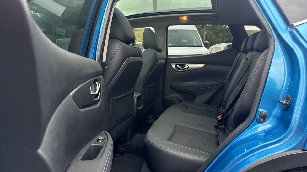 Nissan Qashqai 1.6 dCi Tekna 5dr Diesel Hatchback - Image 16