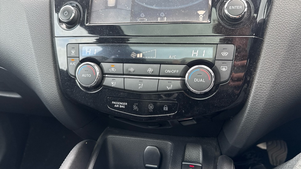 Nissan Qashqai 1.6 dCi Tekna 5dr Diesel Hatchback - Image 27