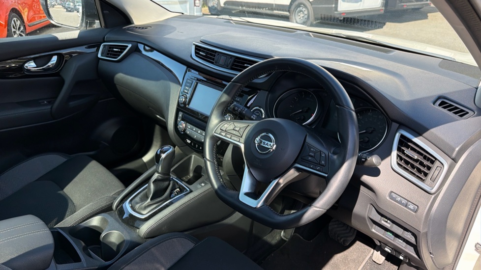 Nissan Qashqai 1.3 DiG-T 160 N-Connecta 5dr DCT Petrol Hatchback - Image 11