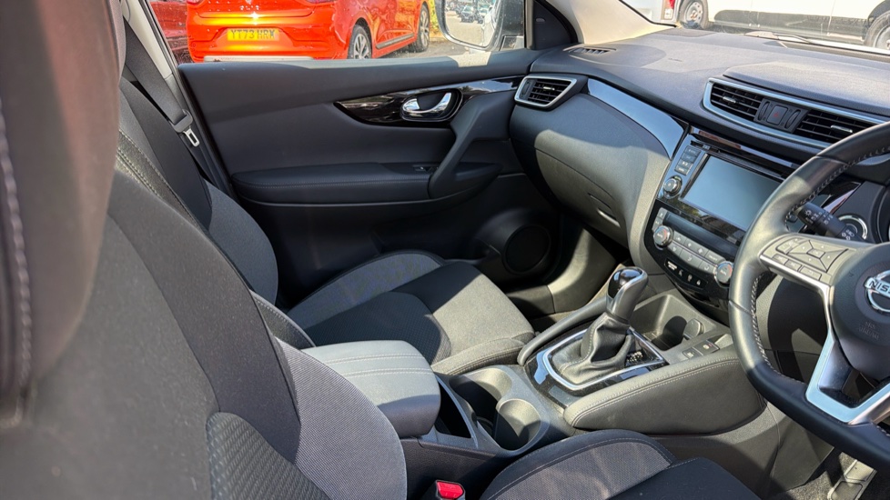 Nissan Qashqai 1.3 DiG-T 160 N-Connecta 5dr DCT Petrol Hatchback - Image 14