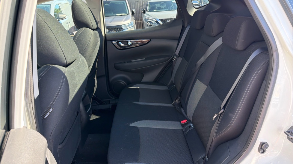 Nissan Qashqai 1.3 DiG-T 160 N-Connecta 5dr DCT Petrol Hatchback - Image 16