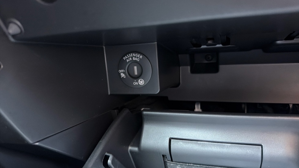 Nissan Qashqai 1.3 DiG-T 160 N-Connecta 5dr DCT Petrol Hatchback - Image 22