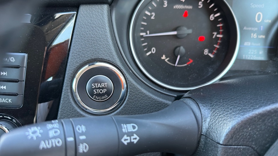 Nissan Qashqai 1.3 DiG-T 160 N-Connecta 5dr DCT Petrol Hatchback - Image 29