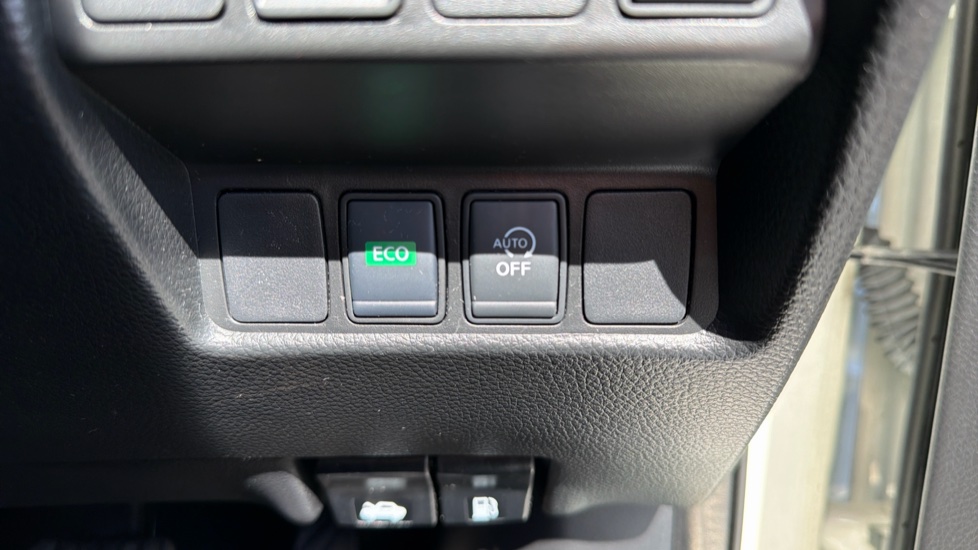 Nissan Qashqai 1.3 DiG-T 160 N-Connecta 5dr DCT Petrol Hatchback - Image 35