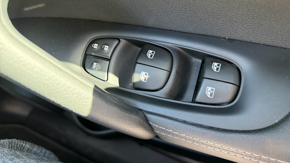 Nissan Qashqai 1.3 DiG-T 160 N-Connecta 5dr DCT Petrol Hatchback - Image 37