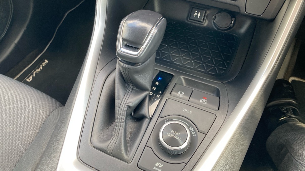 Toyota RAV4 2.5 VVT-i Hybrid Design 5dr CVT Hybrid Estate - Image 13