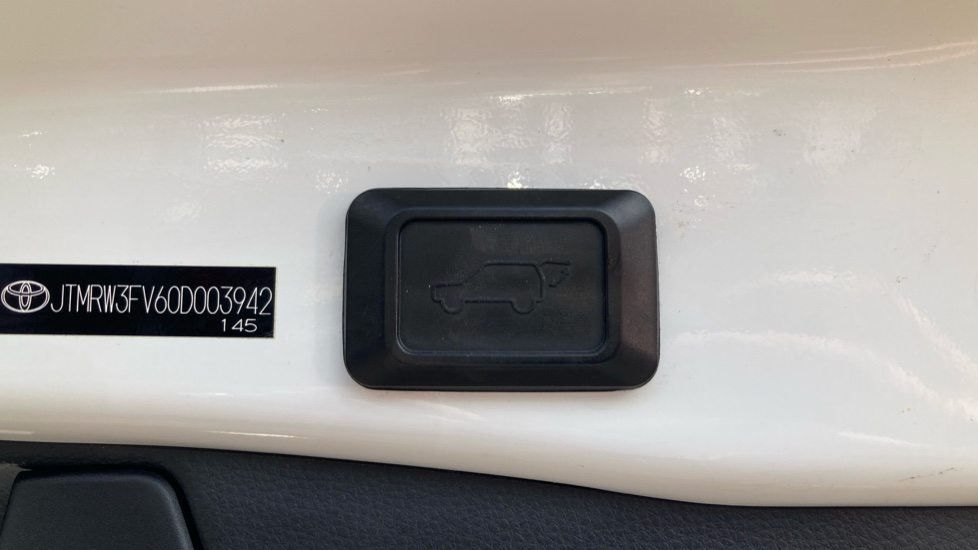 Toyota RAV4 2.5 VVT-i Hybrid Design 5dr CVT Hybrid Estate - Image 23