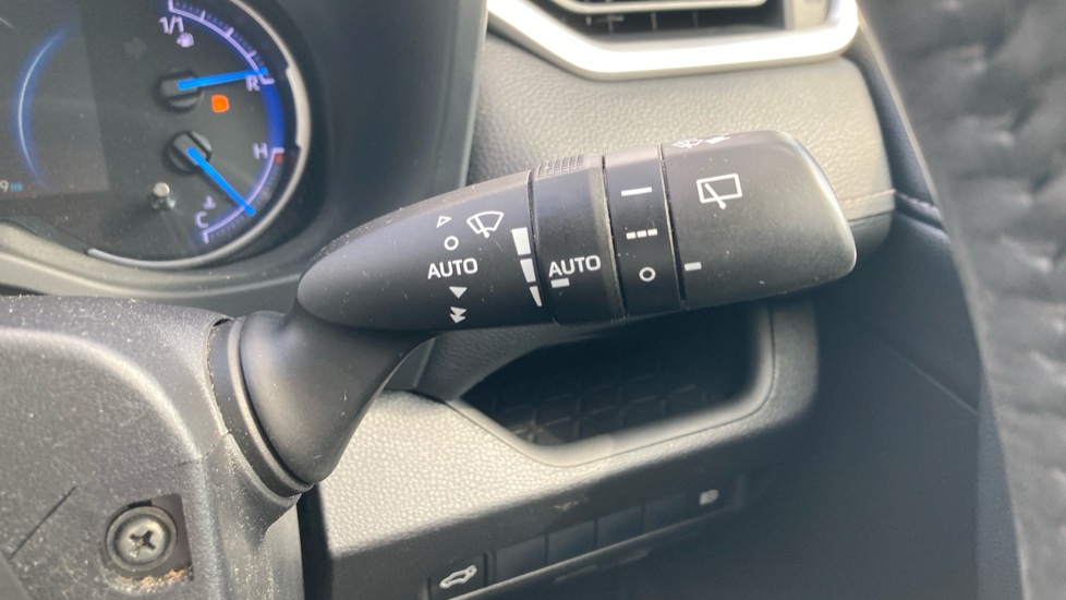 Toyota RAV4 2.5 VVT-i Hybrid Design 5dr CVT Hybrid Estate - Image 32