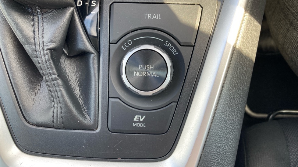 Toyota RAV4 2.5 VVT-i Hybrid Design 5dr CVT Hybrid Estate - Image 38
