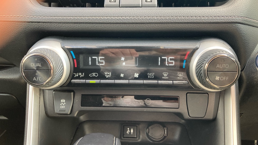 Toyota RAV4 2.5 VVT-i Hybrid Design 5dr CVT Hybrid Estate - Image 40