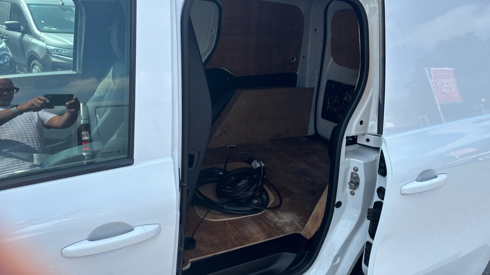 Nissan Townstar L1 Electric 90kW Tekna Van Auto 45kWh - Image 16