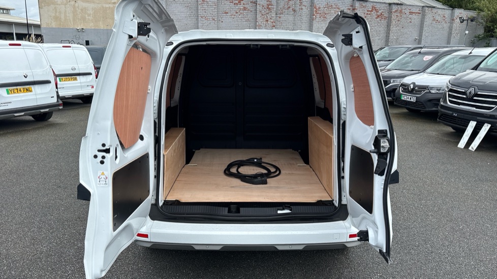 Nissan Townstar L1 Electric 90kW Tekna+ Van Auto 45kWh - Image 4