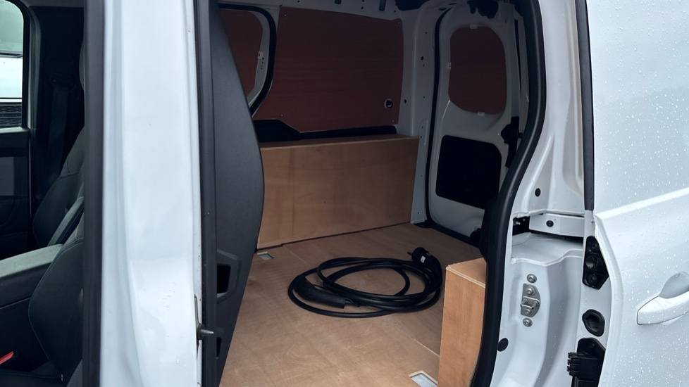 Nissan Townstar L1 Electric 90kW Tekna+ Van Auto 45kWh - Image 16