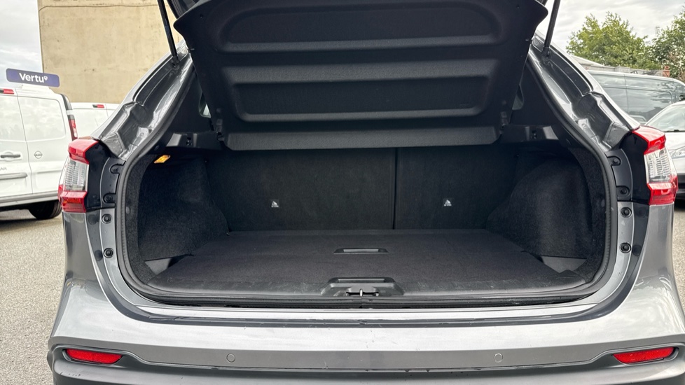 Nissan Qashqai 1.3 DiG-T N-Connecta 5dr [Glass Roof Pack] Petrol Hatchback - Image 4