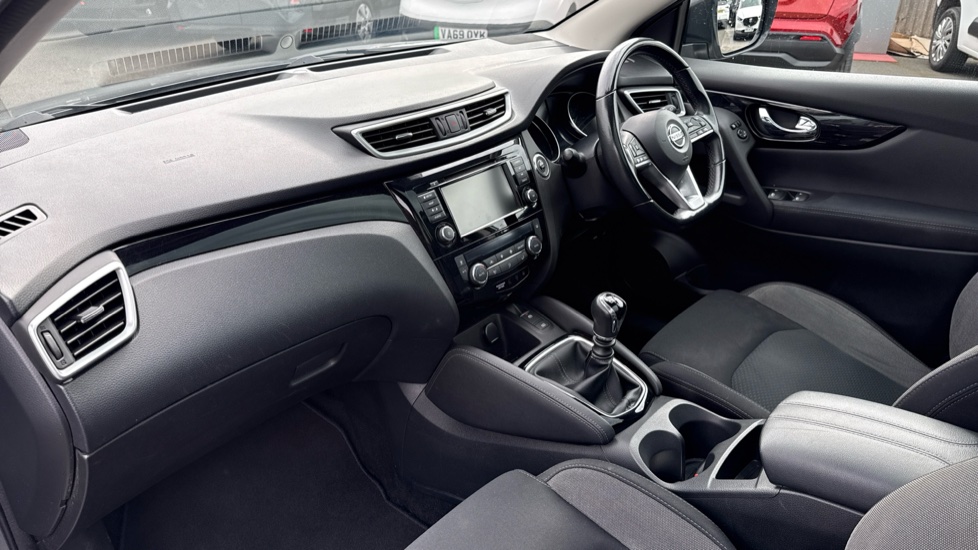 Nissan Qashqai 1.3 DiG-T N-Connecta 5dr [Glass Roof Pack] Petrol Hatchback - Image 9