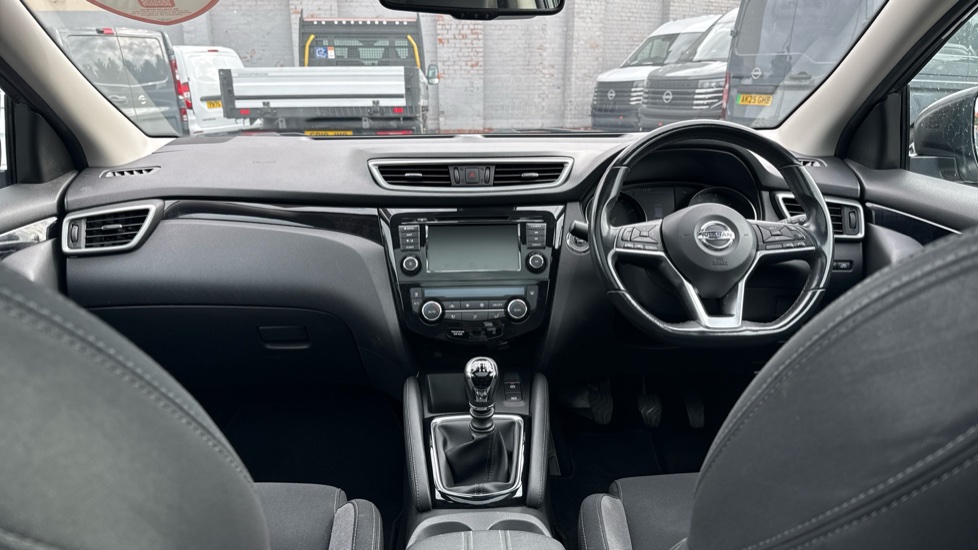 Nissan Qashqai 1.3 DiG-T N-Connecta 5dr [Glass Roof Pack] Petrol Hatchback - Image 10