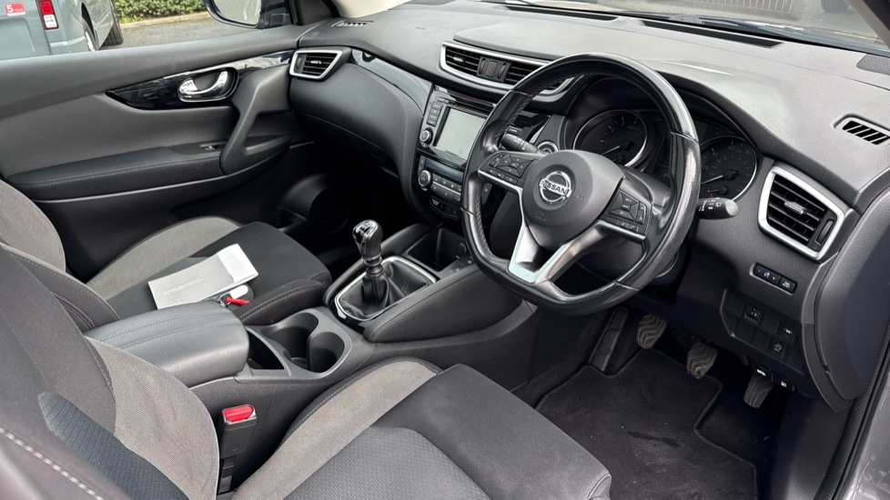 Nissan Qashqai 1.3 DiG-T N-Connecta 5dr [Glass Roof Pack] Petrol Hatchback - Image 11