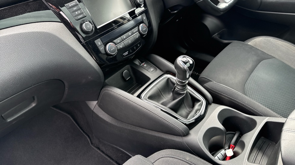 Nissan Qashqai 1.3 DiG-T N-Connecta 5dr [Glass Roof Pack] Petrol Hatchback - Image 13