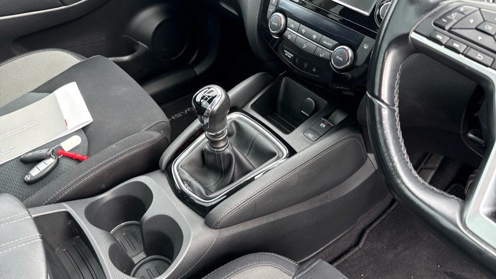 Nissan Qashqai 1.3 DiG-T N-Connecta 5dr [Glass Roof Pack] Petrol Hatchback - Image 14