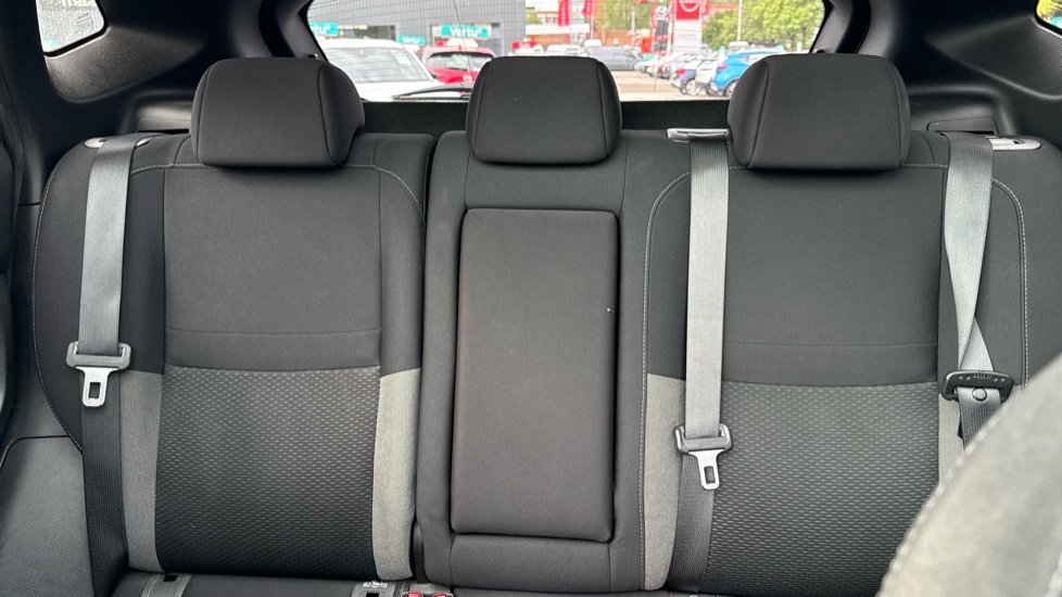 Nissan Qashqai 1.3 DiG-T N-Connecta 5dr [Glass Roof Pack] Petrol Hatchback - Image 15