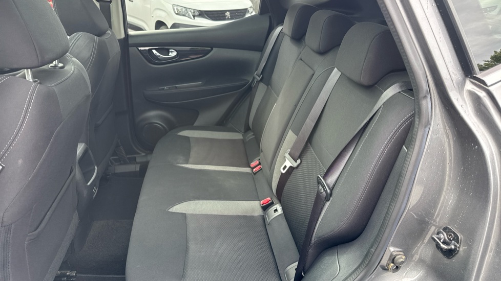 Nissan Qashqai 1.3 DiG-T N-Connecta 5dr [Glass Roof Pack] Petrol Hatchback - Image 16